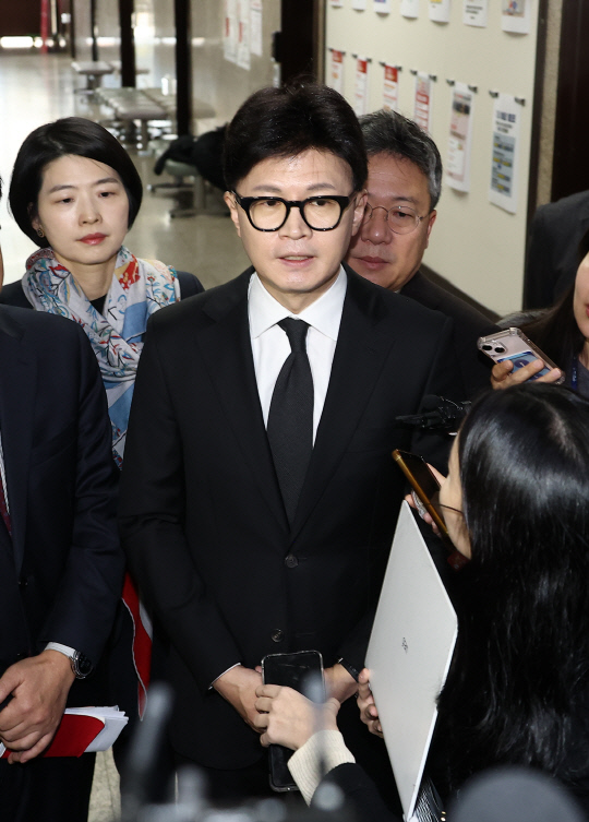 한동훈 국민의힘 대표가 7일 국회 당대표실에서 윤석열 대통령의 대국민 담화 생중계 시청 뒤 취재진에게 입장을 밝히고 있다.[연합뉴스]